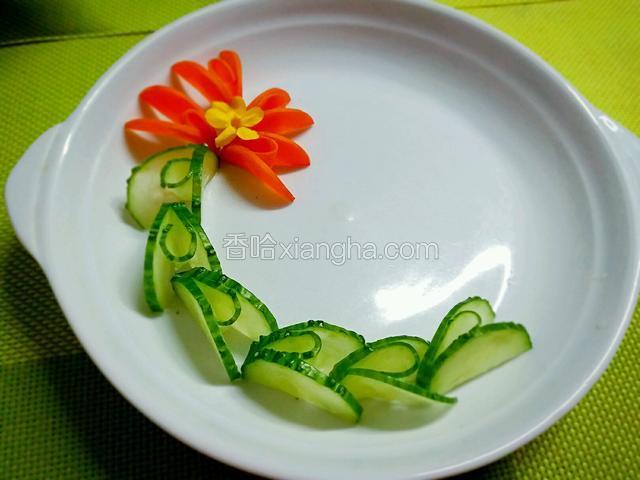 这个空档可以利用身边的蔬菜做个围边点缀，美的食物更能增加食欲哦！