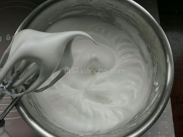 打发中性发蛋白有清晰纹路，拉起蛋抽有直立小尖角就行了