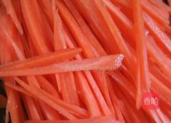 胡萝卜鸡蛋面的做法图解1