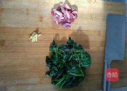 菠菜炒肉的做法图解2