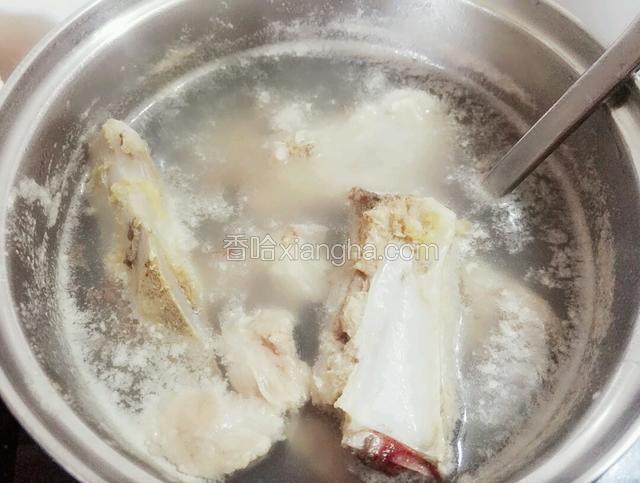 锅里水烧开放入猪骨焯一下去掉血水，捞起沥干水份