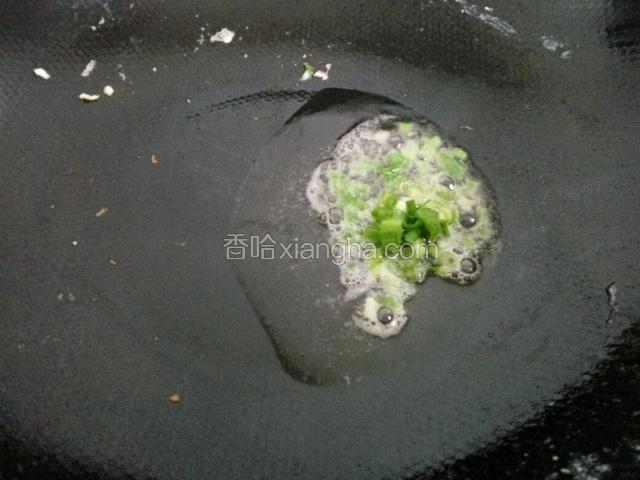 锅里加入少许油，放入部分葱末煸香