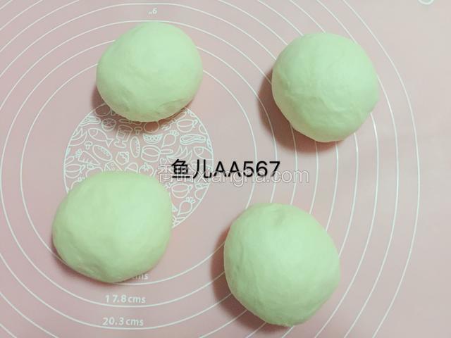 取出排气，分成大小相等的四个小面团。
