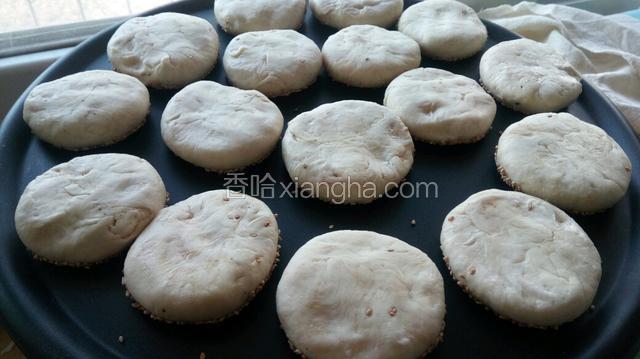 饼铛烧热将烧饼的芝麻面朝下放入铛中