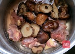 香菇墨鱼炖鸡的做法图解2