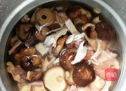 香菇墨鱼炖鸡的做法图解4