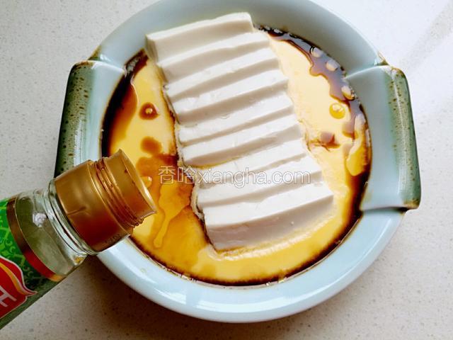 鸡蛋豆腐蒸好取出，直接浇入鲜味酱油和香油即可。
