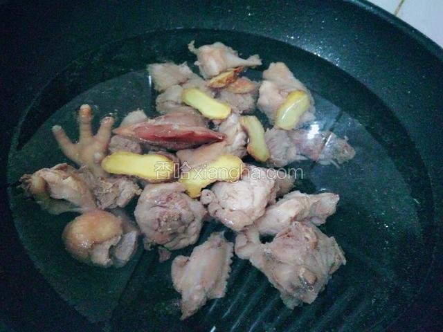 锅里倒入清水鸡肉姜片，盐一点点