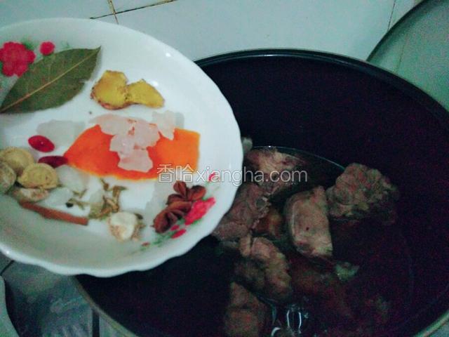 材料放好，酱油两勺，盐少许