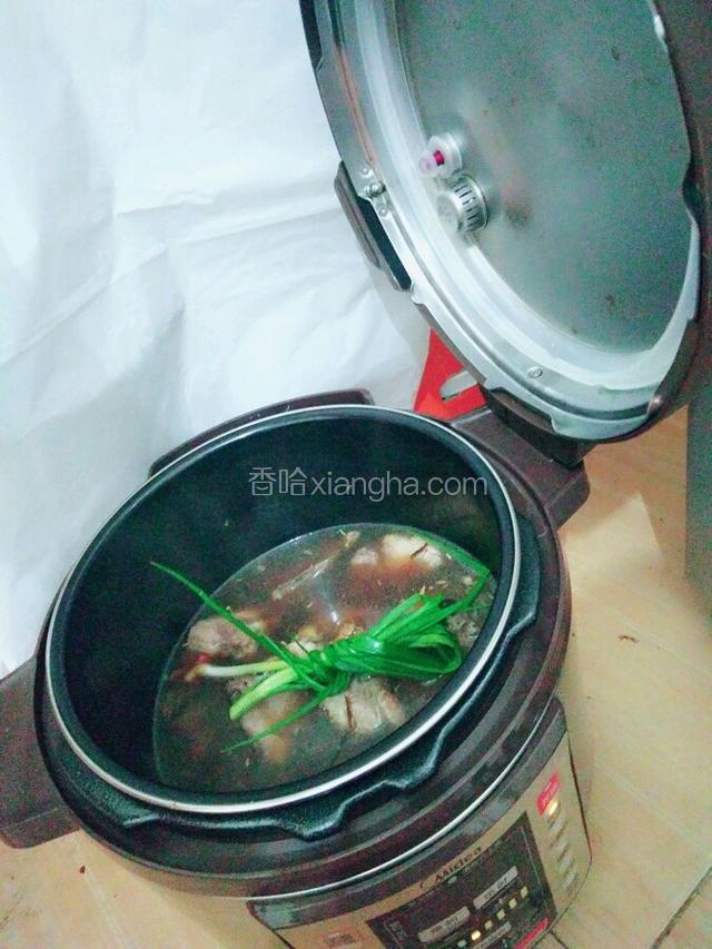 葱打结放入锅里