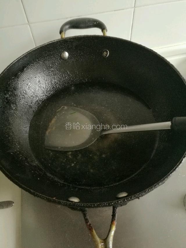 锅里给水（炒菜的锅没洗直接倒了2碗水进去煮）