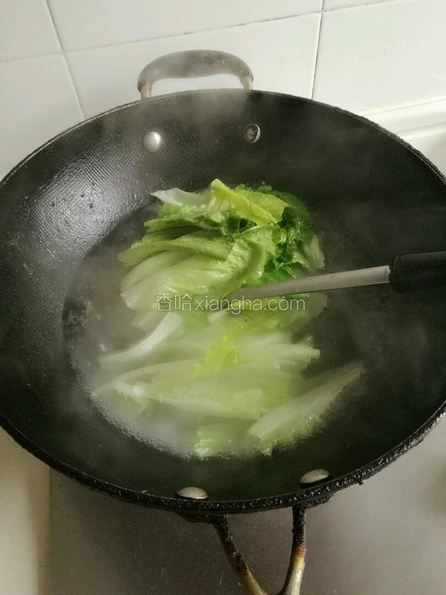 水煮开了下生菜（生菜先洗干净沥干水份，这个拍的照片不小心删掉了）
