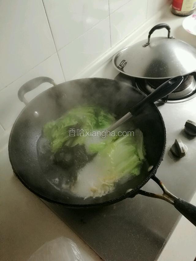 生菜煮软了一点就放虾皮，紫菜（这个是免洗的）继续煮