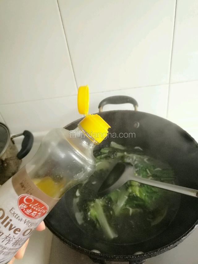 给大半勺生抽和一点橄榄油