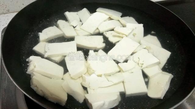 另起锅，用开水把豆腐煮3分钟捞起沥干（去除豆腥味）