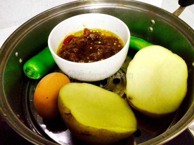土豆鸡蛋酱放入锅中蒸熟
