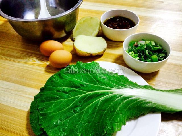 准备好需要的，葱花香菜末，大白菜叶，土豆去皮，鸡蛋去皮，酱和米饭