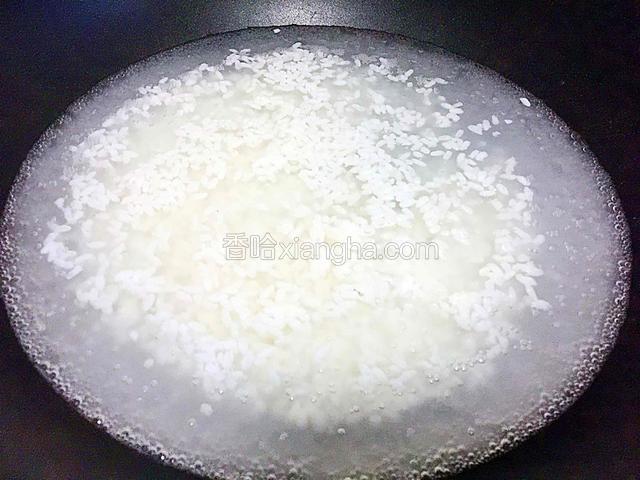 放入醪糟和白糖煮沸。