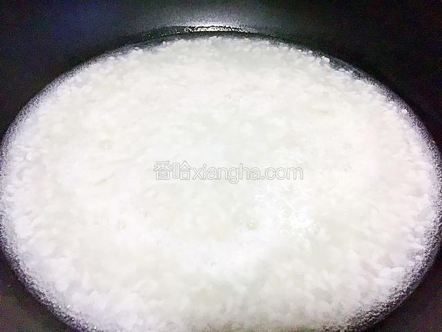 画圈式倒入水淀粉勾芡用勺子画圈慢慢推动汤汁均匀煮沸。