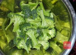 炝拌西兰花的做法图解2