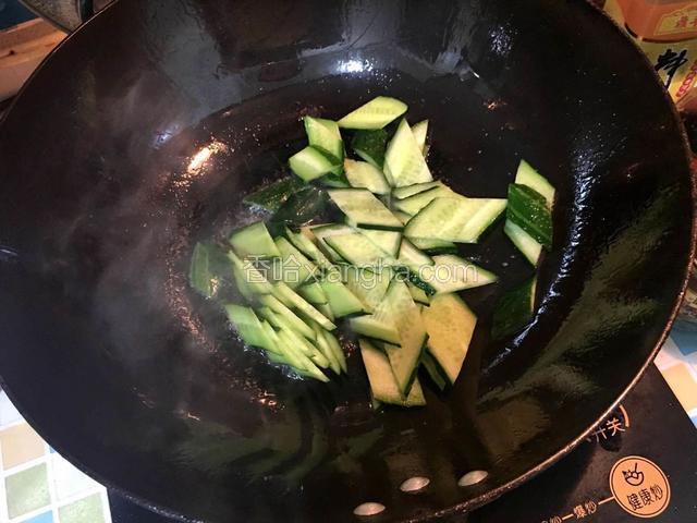 倒入黄瓜，加少许盐大火翻炒2分钟