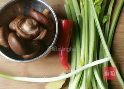 香菇炒芹菜的做法图解1