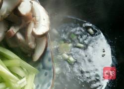 香菇炒芹菜的做法图解5