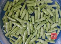 扁豆虾仁炒面的做法图解1