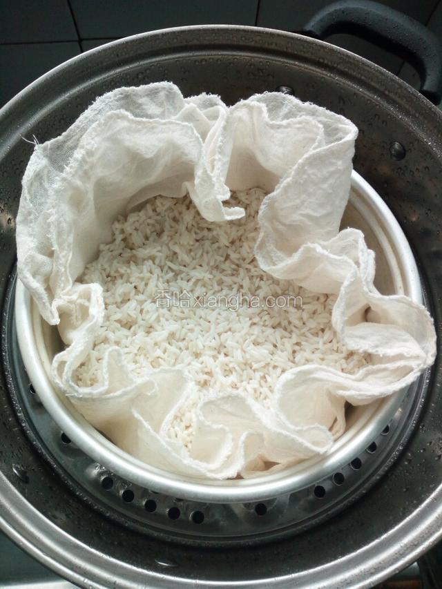 接着洗净冷水上蒸笼，蒸熟即可。