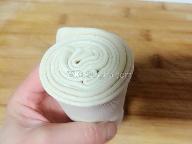 卷的紧一些比较好，做出来的豆皮卷纹理紧密。