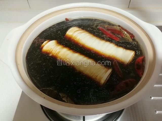 放入豆皮卷，大火烧开后中火慢炖。