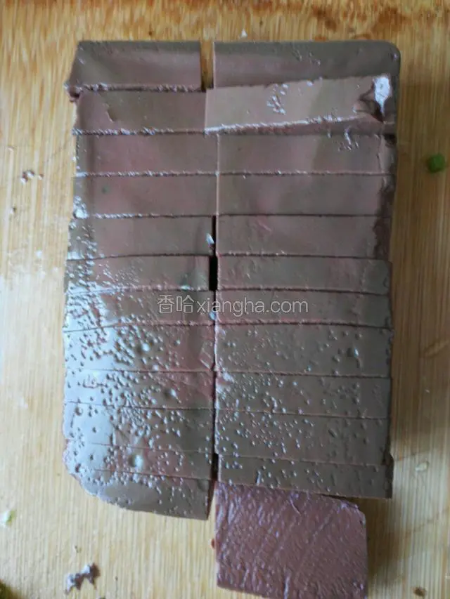鸭血倒扣出来，洗干净，划成小块