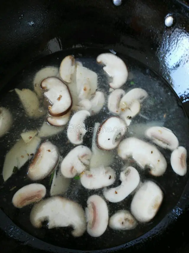 开油锅，烧烫先放入大蒜片再放白蘑菇片，蘑菇片，冬笋片炒匀，加水，加盐，咸淡吃准