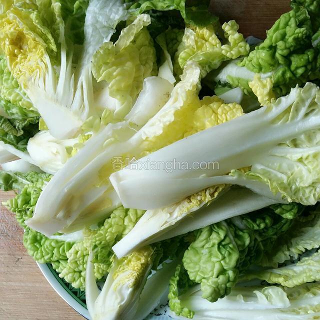 黄心菜切成条形。