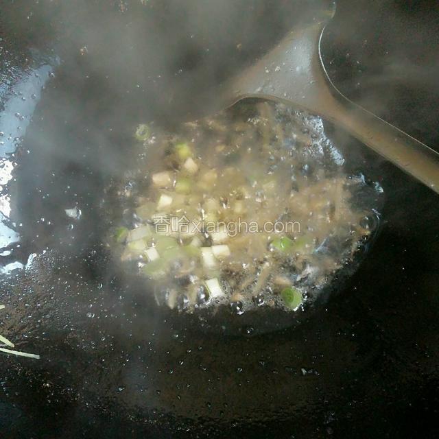 重起油锅，爆香葱姜。