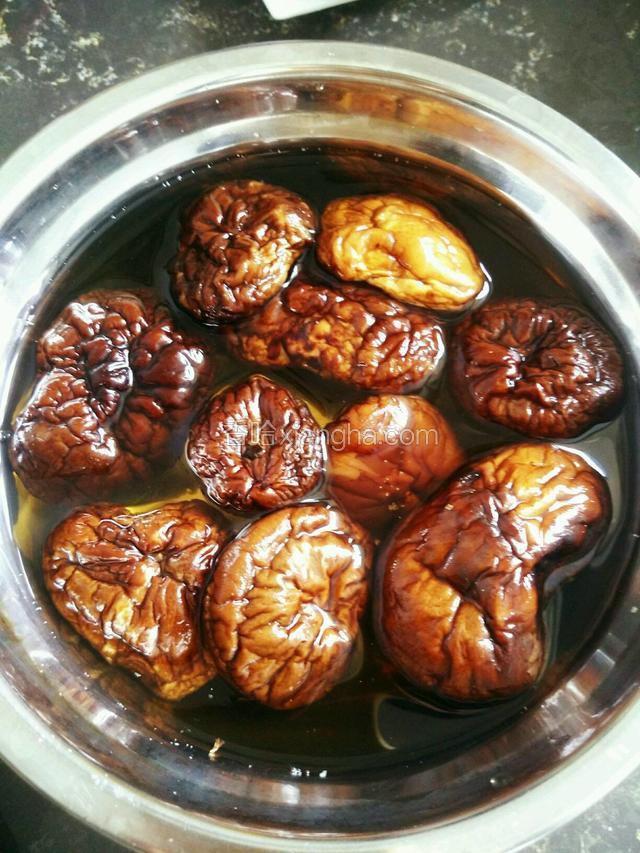 香菇提前泡发，我多泡了两朵做其他菜用