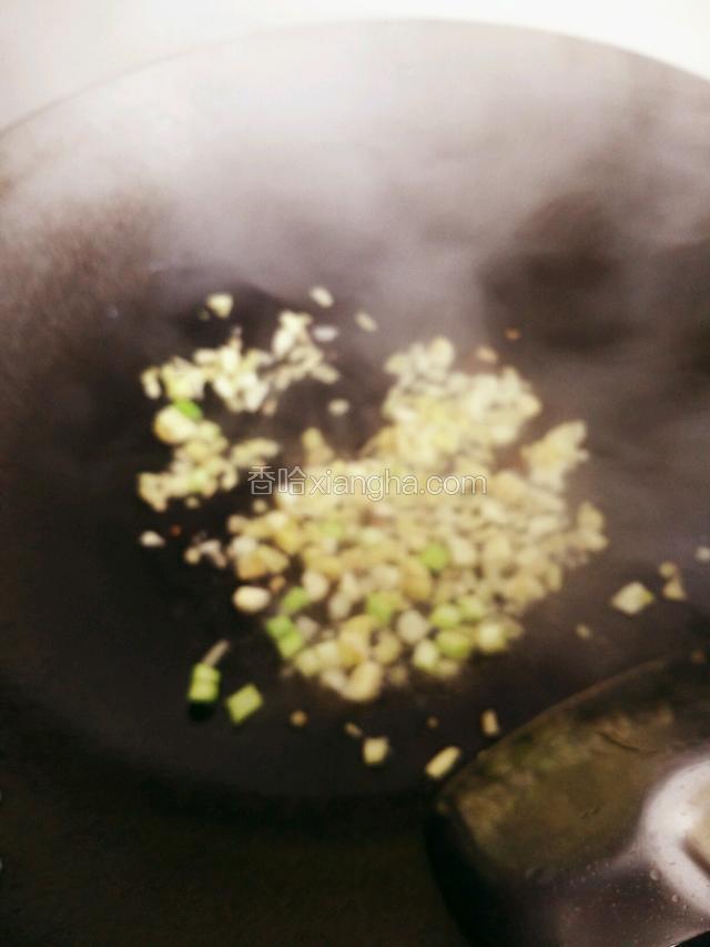 热锅倒油烧至五成热爆香姜蒜葱白八角
