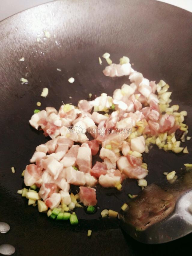 放五花肉翻炒