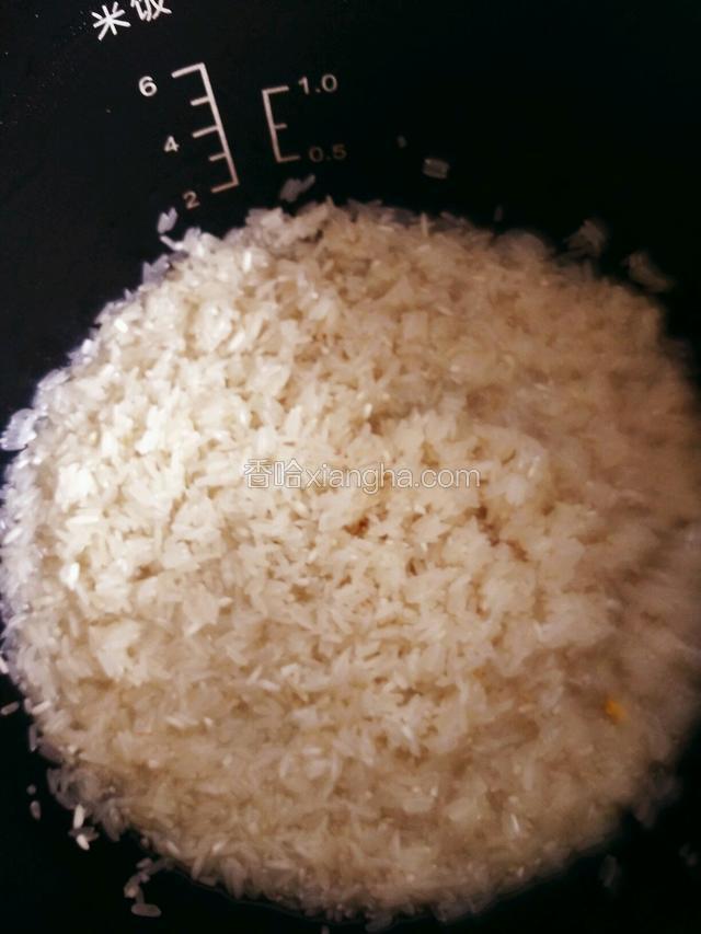 大米提前淘洗好，不用留水