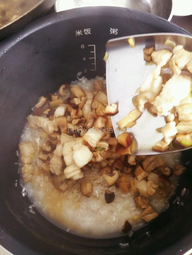 将烧开的菜肉连汤一起倒进大米上面