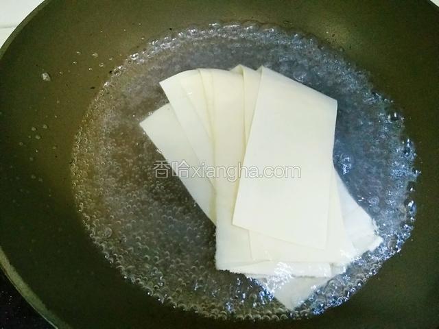 锅里添水烧开，将步骤2的千张放入锅里焯水，要接着捞出哦（因为我们这边天气冷，所以焯水热一下，这一步也可以省略）。