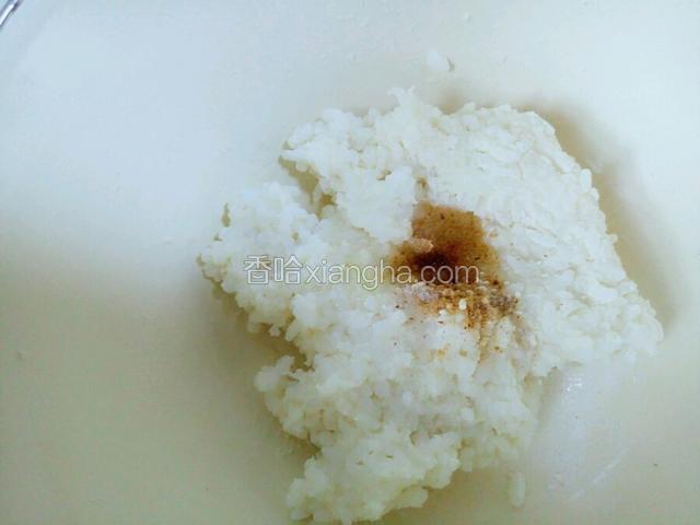 加入盐，调料，油。