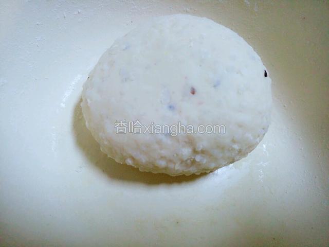 和成了这样的面团，硬度和饺子面差不多。
