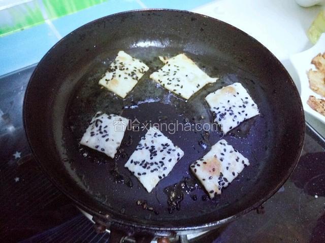 开火，平底锅倒油，油热一个一个下入小方块，小火煎至两面金黄。