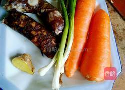 香肠炒胡萝卜的做法图解1