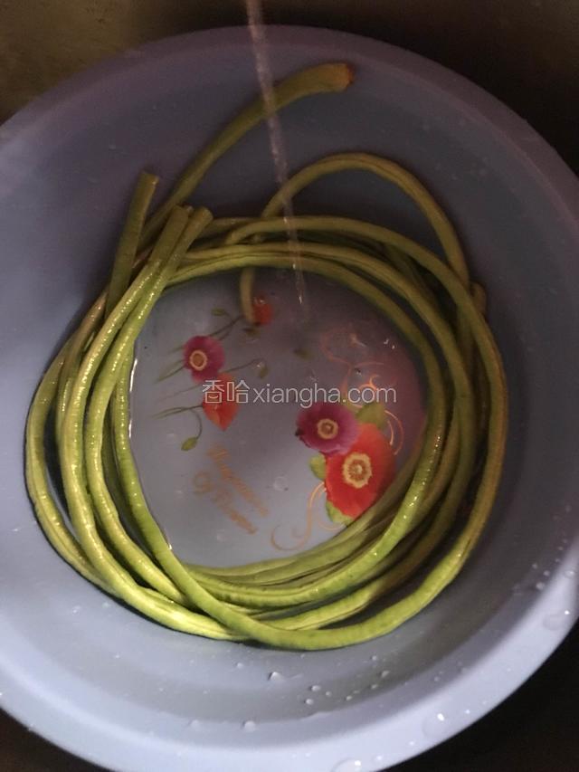 豆角用清水冲洗干净