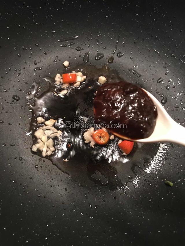 锅里放适量的油，加入蒜蓉，辣椒和黄豆酱煲香