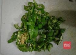 尖椒炒茄丝的做法图解1