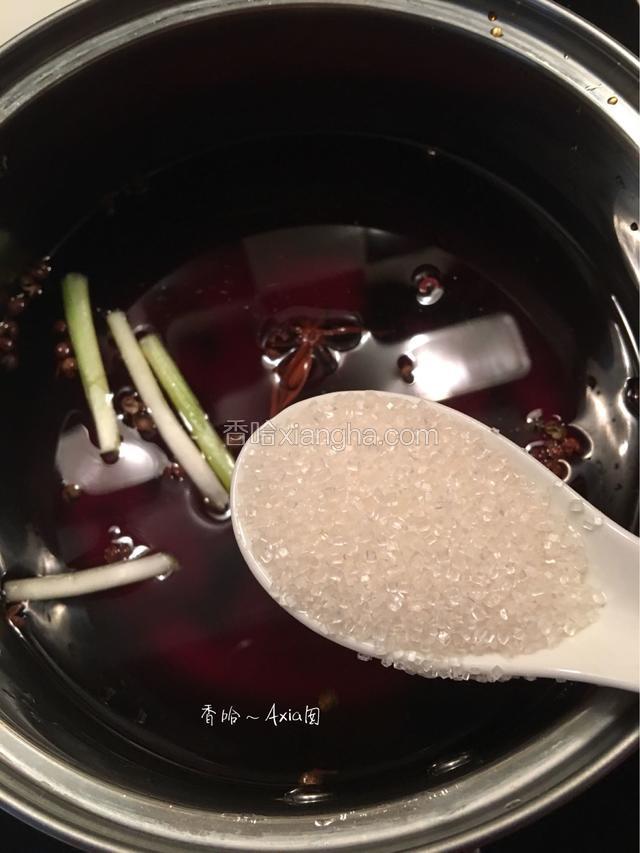 先煮卤水汁，煲里加入适量的水（要保证能没过鸡蛋）将以上所有材料放入煲里，大火将水烧开，转中小火煮多十分钟左右