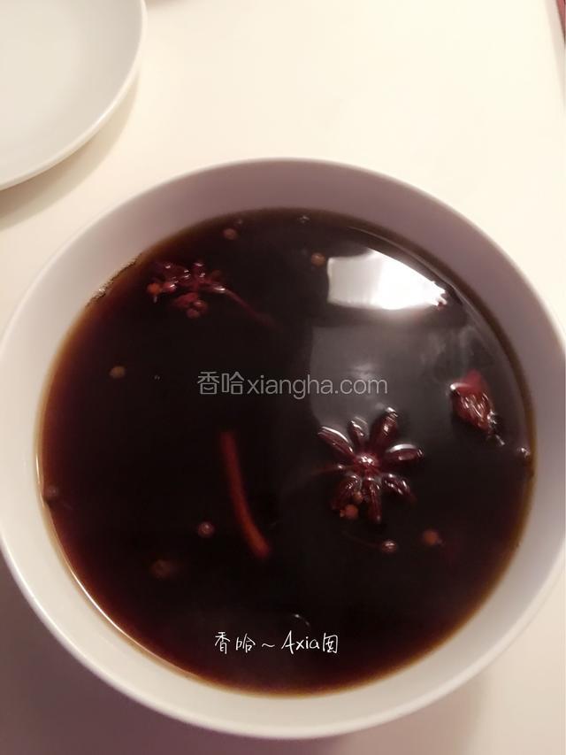 卤水汁煮好后，用一个大碗，晾凉备用。